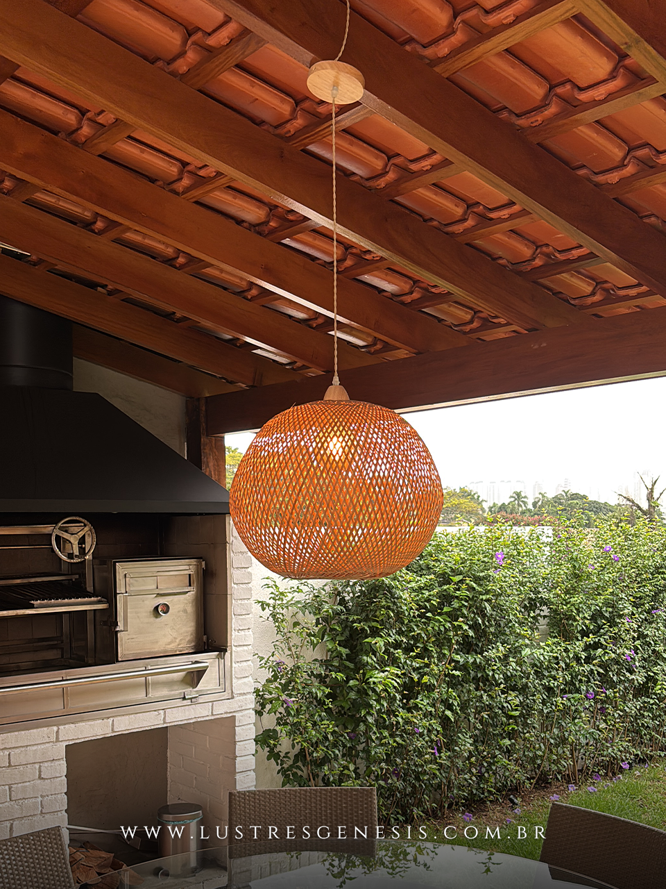 Pendente de fibra de bambu Nias com design artesanal, ideal para mesas, balcão de cozinha, área gourmet e sítios